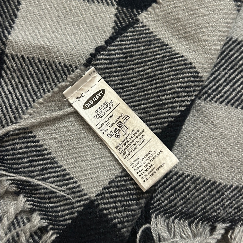 Old Navy Men’s Scarf - Picture 4 of 7